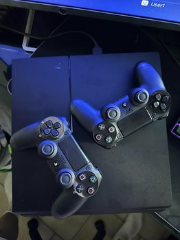 PLAYSTATION 4 2TB + 2 CONTROLLERS