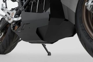 ---Κλειστά έως 21/8/2026--- SW-MOTECH ποδιά κινητήρα αλουμινένια MSS.29.981.10000/B μαύρο
