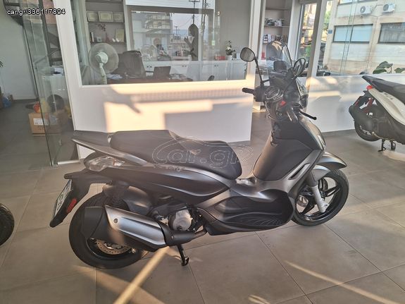 Piaggio Beverly 350 Police 2018 walkaround 