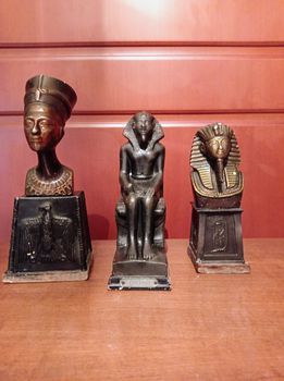 Νεφερτίτη,Ραμσής,Τουταγχαμών,τρεις Αιγυπτιακοί μεταλλικοί Φαραώ ποικίλου ύψους και βάρους