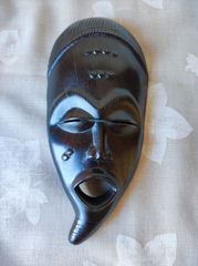 Αφρικάνικη χειροποίητη μάσκα Μασάι, από ξύλο έβενο. Αγοράστηκε το 1992 από Ναϊρόμπι Κένυας. Διαστάσεις 22x10 εκατοστά. Αχρησιμοποίητη