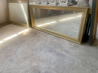 καθρέπτες με χρυσή κορνίζα 