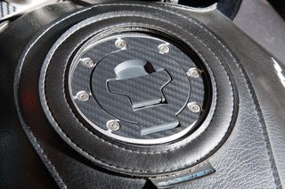 Κάλυμμα τάπας βενζίνης carbon για Suzuki (7 τρύπες)