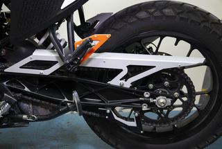 Προστατευτικό κάλυμμα αλυσίδας για KTM 390 Adventure 2020-2023 ασημί