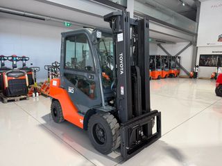 Toyota 2013 02-8FDF30-thumb-1