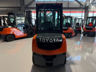 Toyota 2013 02-8FDF30-thumb-2