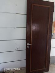 Πόρτα ξύλινη με πόμολο