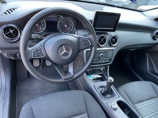 Mercedes-Benz A 180 2016-thumb-10