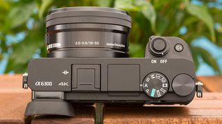 Sony Mirrorless Φωτογραφική Μηχανή α6300 Crop Frame Black 4K - Μαζί με φακό 16-50mm f/3.5-5.6 OSS. Σε υπέρ αρίστη κατάσταση 