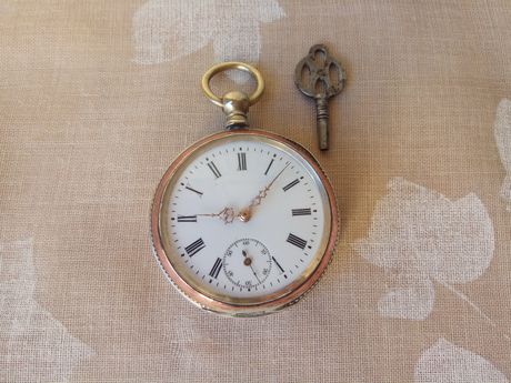 Ρολόι τσέπης ασημένιο 0,800 VICTORIA του 1899 με original κλειδί. Με 3 καπάκια και αψεγάδιαστο καντράν πορσελάνης. Διάμετρος 47 χιλιοστά. Έγινε ολοκληρωμένο σέρβις. Λειτουργικό