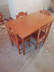 Ξύλινο τραπέζι με καρέκλες