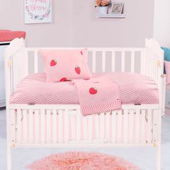 Σετ σεντόνια βρεφικά Art 5180 διαστάσεων 120x160cm σε χρώμα ροζ με φράουλες
