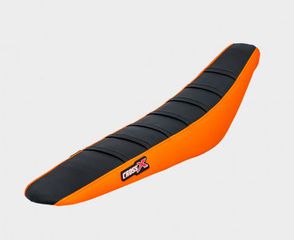 ΑΝΤΙΟΛΙΣΘΗΤΙΚΟ ΚΑΛΥΜΜΑ ΣΕΛΑΣ KTM ADVANCED STRIPES BLACK/ORANGE WITH BLACK STRIPES | CROSS-X