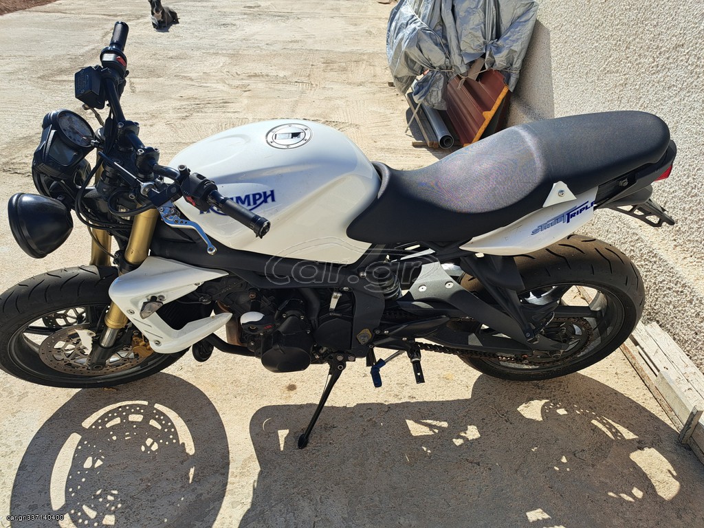 Σκελετός με χαρτιά triumph street triple 675