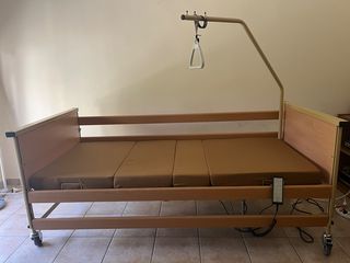 Κρεβάτι νοσηλείας, ηλεκτρικό με ξύλινο σoμιέ, πολύσπαστο – μεταβλητού ύψους