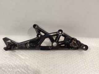 Kawasaki GPZ 750 UT βάση μαρσπιέ δεξιά 