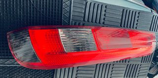 FORD FIESTA πισω αριστερο φαναρι 10ευρω (μικρο ραγισμα)-thumb-1