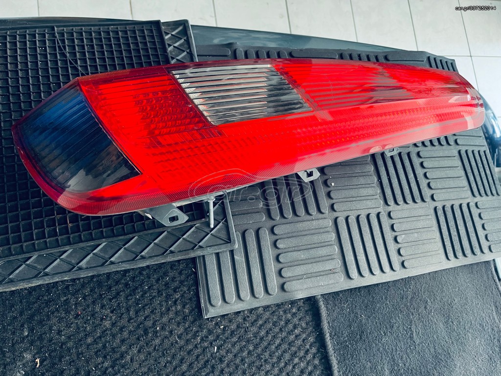 FORD FIESTA πισω αριστερο φαναρι 10ευρω (μικρο ραγισμα)