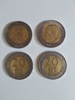 Κένυα: 2 διαφορετικά  διμεταλλικά νομίσματα 20 σελίνια 
