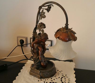 Φωτιστικό επιτραπέζιο, γλυπτό μπρούτζινο antique, του Γάλλου γλύπτη Auguste Moreau. Ύψος 37 εκατοστά. Σε εξαιρετική κατάσταση.