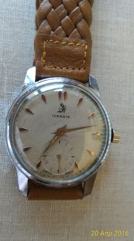 Ρολόι χειρός IVANOIS SWISS MADE μηχανικό (κουρδιστό). Δεκαετίας'50, με μηχανή 1130 και βιδωτό καπάκι. Διάμετρος κάσας 36 χιλιοστά .Άριστη λειτουργία. Καινούργιο δερμάτινο λουράκι, τύπου vintage (πλεκτ