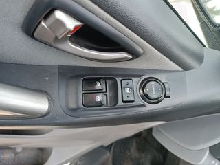 Hyundai H-1 2012-thumb-15