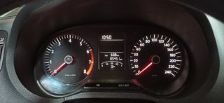 Volkswagen Polo 2011-thumb-17