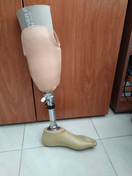 ΤΕΧΝΗΤΟ ΜΕΛΟΣ - Πρόθεση κνήμης με εσωτερική κάλτσα σιλικόνης και μηχανική ασφάλεια εγκλωβισμού
