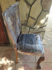 Καρέκλα Ξύλινη Σκαλιστή με μαύρο μαξιλάρι