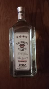 Βότκα SMIRNOFF SILVER  1L Έχει δωθεί.