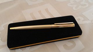 Στυλό Ballpoint Romus, 24 kt.gold plated, με σφραγίδα.  Μήκος 13,3 εκατοστά, πάχος στυλό 9 χιλιοστά.