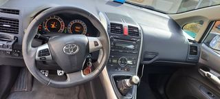 Toyota Auris 2014-thumb-6
