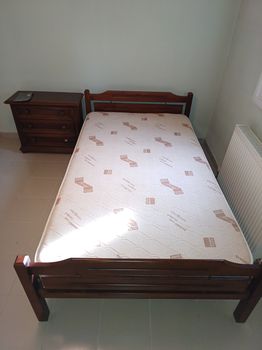 Ξύλινο κρεβάτι με συρταριέρα