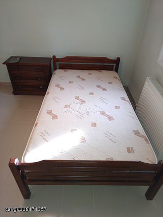 Ξύλινο κρεβάτι με συρταριέρα