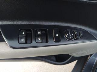 Kia Stonic 2018 1.6 CRDi Launch Edition-thumb-40