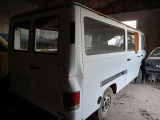 Mercedes mb100-thumb-3
