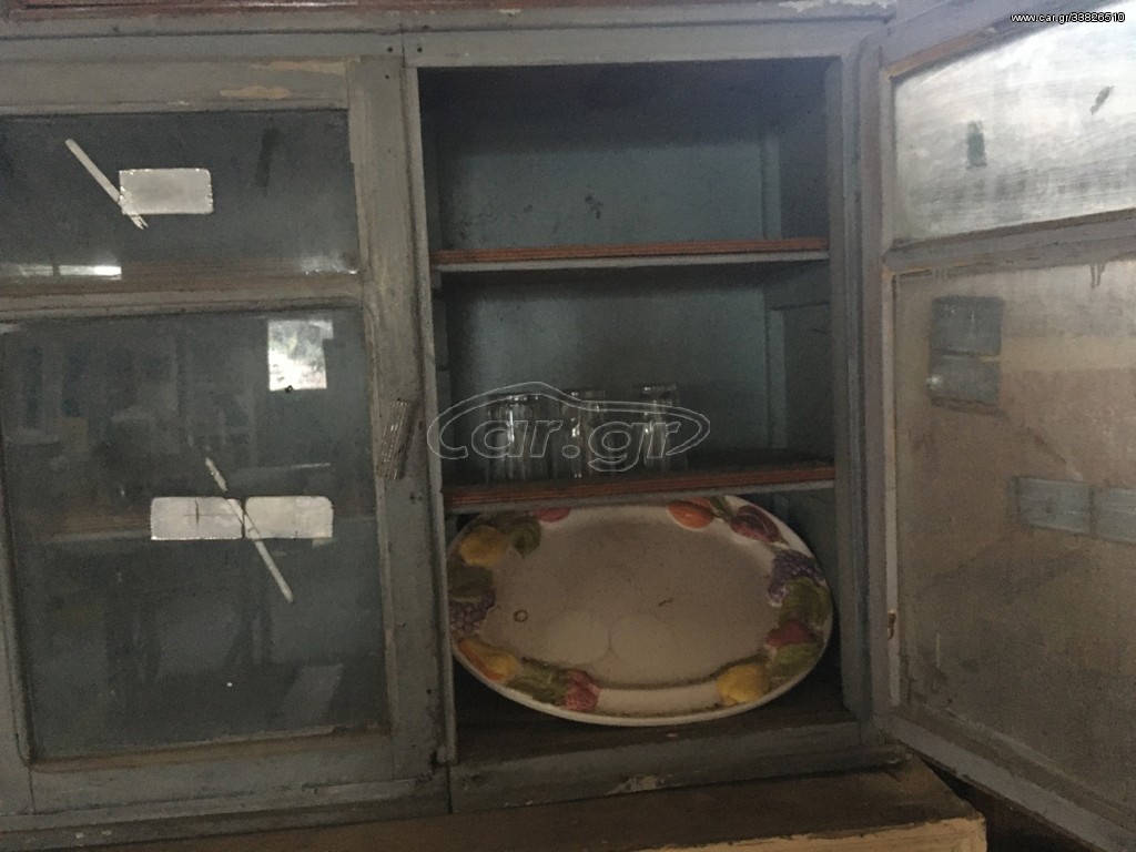 Παλιό ντουλάπι κουζίνας κρεμαστό
