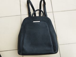 Γυναικεία δερμάτινη τσάντα πλάτης μαύρη