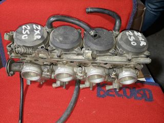 ZXR 250  Καρμπυρατέρ