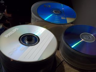 dvd 50 τεμαχια σε προστατευτικη θηκη επωνυμες μαρκες 1-16Χ