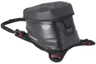 ΛΥΡΗΣ SW-MOTECH PRO CROSS ΑΔΙΑΒΡΟΧΟ STRAP TANKBAG 5.5LT, BC.WPB.00.025.10000