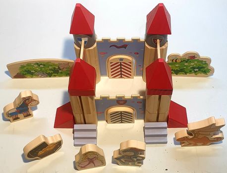 Παιδικό - βρεφικό διαδραστικό και εκπαιδευτικό παιχνίδι ''Ξύλινο Κάστρο των Ιπποτών''