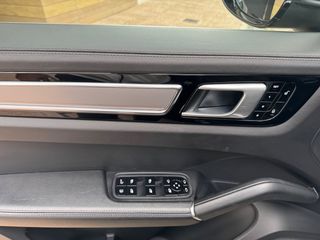 Porsche Cayenne 2018 E-Hybrid  plugin-thumb-5