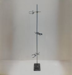 Ράβδος μεταλλική με τρεις δαγκάνες - εργαλείο εργαστηρίου χημείας.