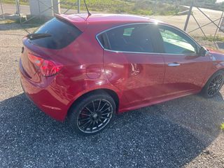 Alfa Romeo Giulietta 2012-thumb-17