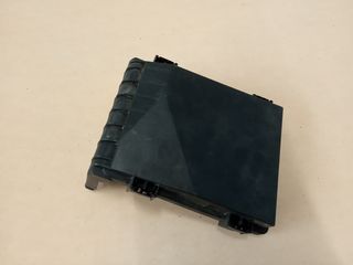 Κάλυμμα -καπάκι κυτίου ασφαλειοθήκης με κωδικό 1K0 937 132 D από Audi A3 2003-2008/ VW Golf 5 2004-2009