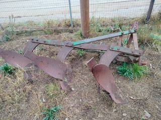 Tractor ploughs - plow '82