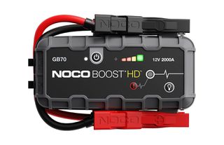 NOCO GB70 Boost 12V 2000A Jump Starter starter device with integrated 12V/USB battery