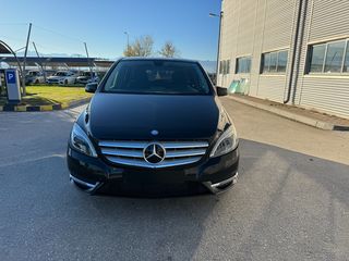Mercedes-Benz B 180 2013 d-thumb-1