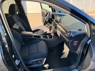 Mercedes-Benz B 180 2013 d-thumb-11